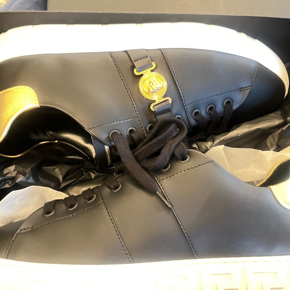 Preowned & authentic Versace Black Men's size 9 US 42 UK Shoes/sneakers.🇮🇹🇮🇹